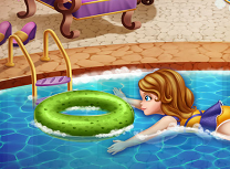 Sofia inoata la piscina
